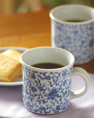 砥部焼・陽貴窯 菊唐草のマグカップにコーヒーを