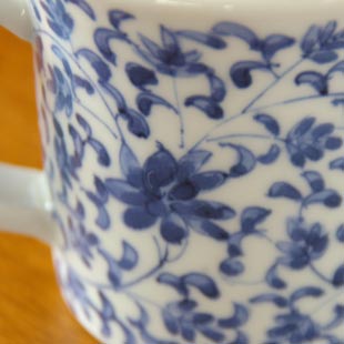 砥部焼・陽貴窯 菊唐草のマグカップの絵付け