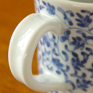 砥部焼・陽貴窯 菊唐草のマグカップの持ち手