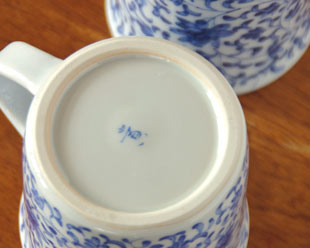 砥部焼・陽貴窯 菊唐草のマグカップの底面