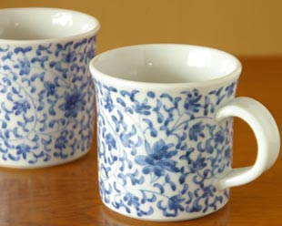 砥部焼・陽貴窯 菊唐草のマグカップを横から見て