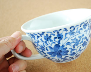 砥部焼・陽貴窯　菊唐草のスープカップを手に持って